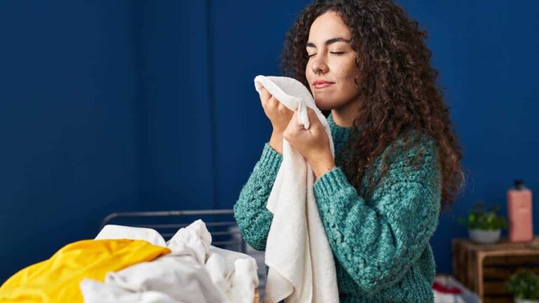 composto caseiro que elimina o cheiro de mofo das roupas