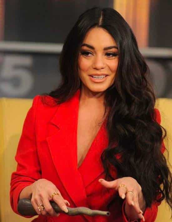 vanessa hudgens com cabelo grande