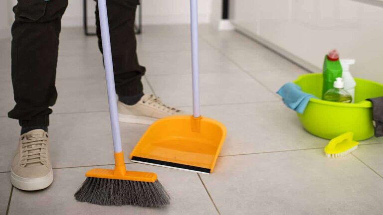 não deve varrer a casa à noite?