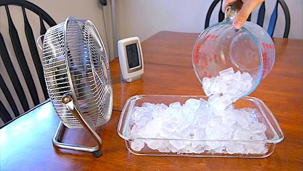 Por que funciona?

Este método caseiro funciona baseado no princípio da transferência de calor. O ar quente do ambiente, ao passar pelos cubos de gelo, perde calor. Isso faz com que a temperatura do ar diminua, resultando em uma brisa mais fresca.