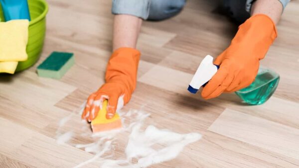 Aprenda como limpar o chão da sua cozinha sem danificá-lo