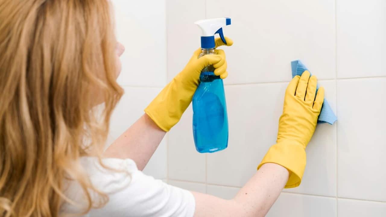 Como limpar os azulejos da cozinha sem fazer esforço