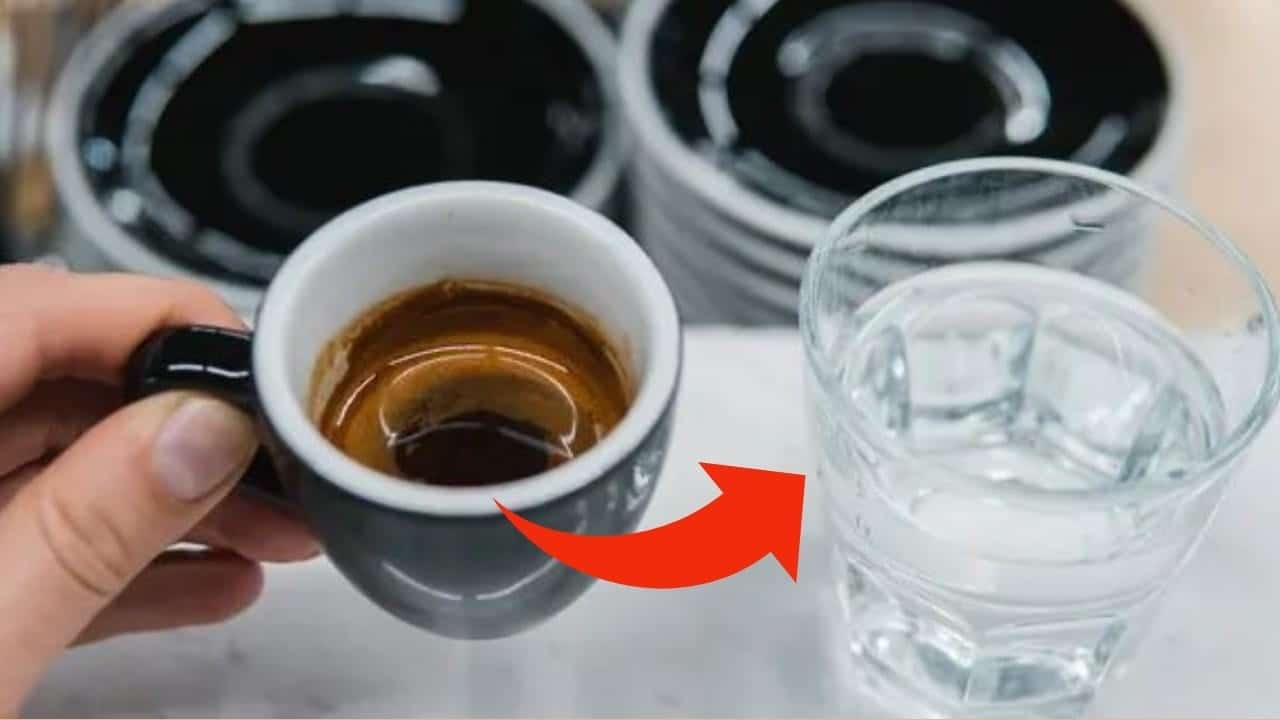 Copo de água antes ou depois do café