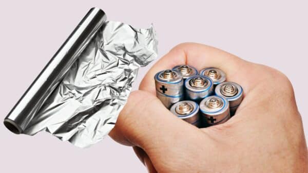 recarregar baterias usando papel alumínio!