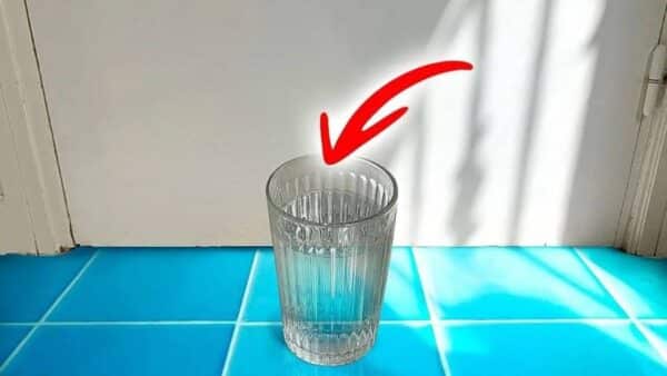 Deixar um copo de água atrás da porta de casa