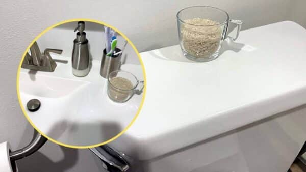 Um copo de arroz no banheiro contra mofo