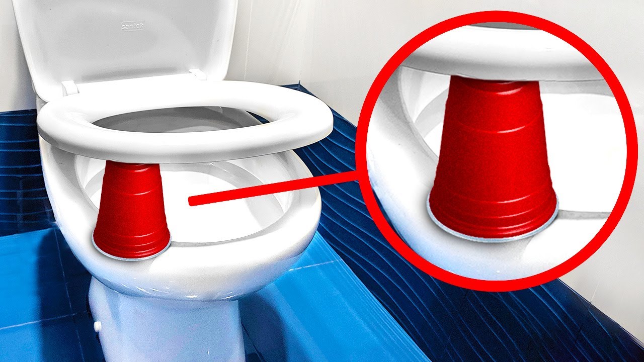 copo vermelho embaixo do assento do vaso sanitário