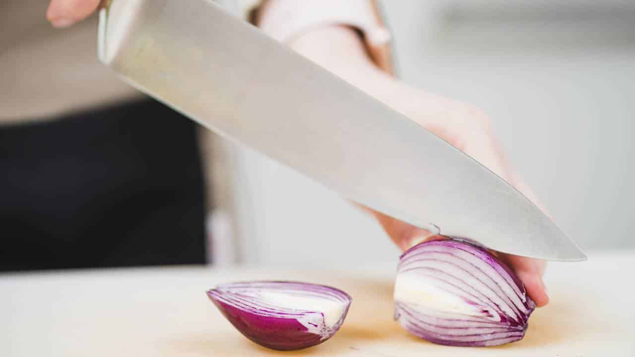 É possível cortar cebola SEM CHORAR