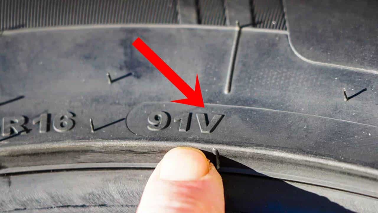 Olhe ISSO no pneu do seu carro para saber a velocidade máxima que o pneu suporta