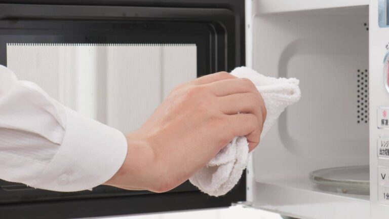 3 dicas para limpar o micro-ondas em apenas alguns segundos