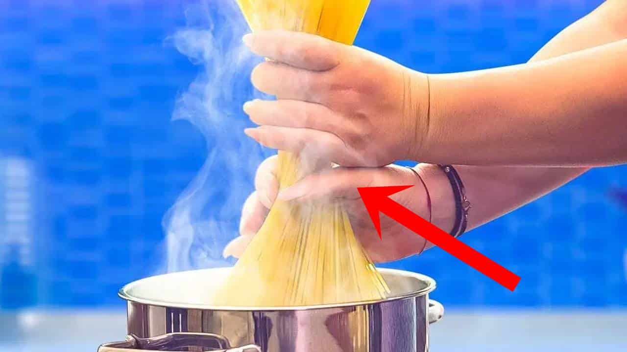 partir o macarrão ao meio antes de cozinhar?