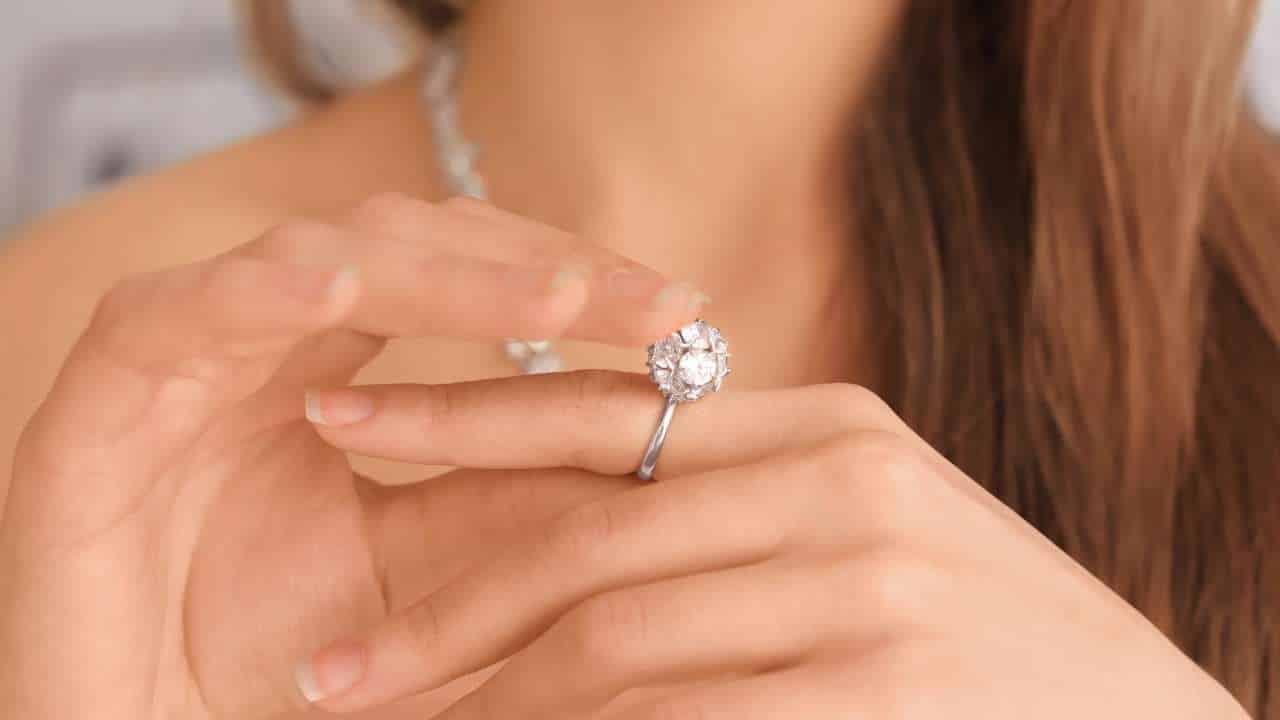 Em qual dedo deve-se colocar o anel para atrair amor no Ano Novo?