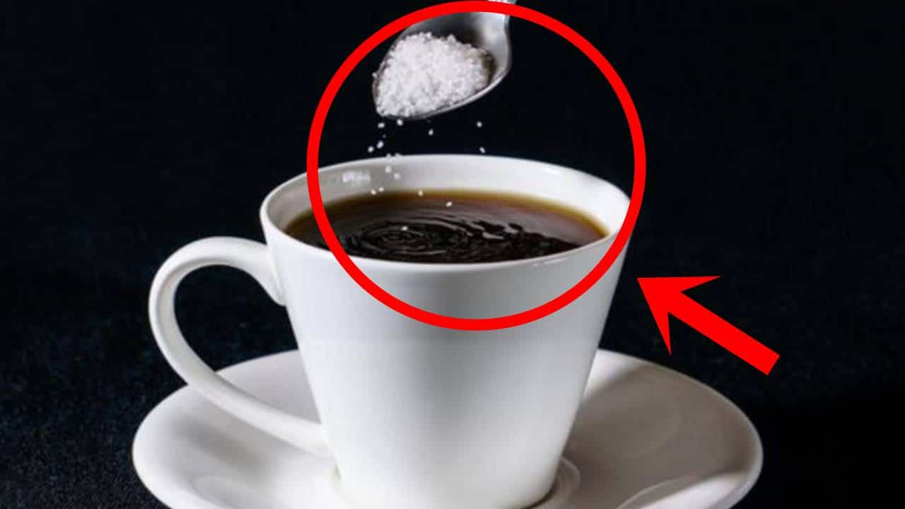 Por que colocar sal no café quente