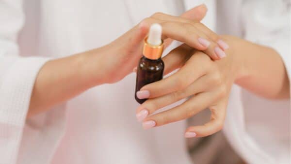 Aplique este óleo essencial nas mãos para eliminar manchas ou rugas