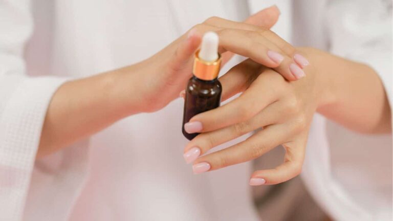 Aplique este óleo essencial nas mãos para eliminar manchas ou rugas