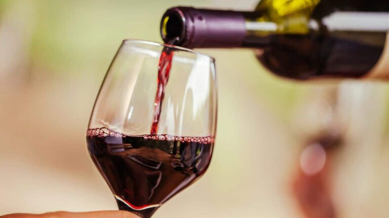 Abrir uma garrafa de vinho sem abridor