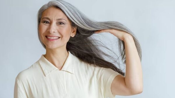 Como eliminar o frizz dos cabelos grisalhos?