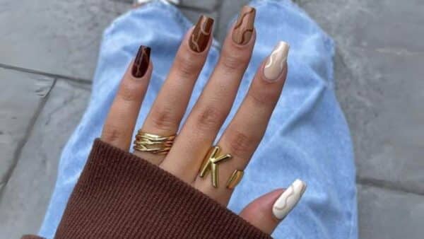 Unhas marrons com significado