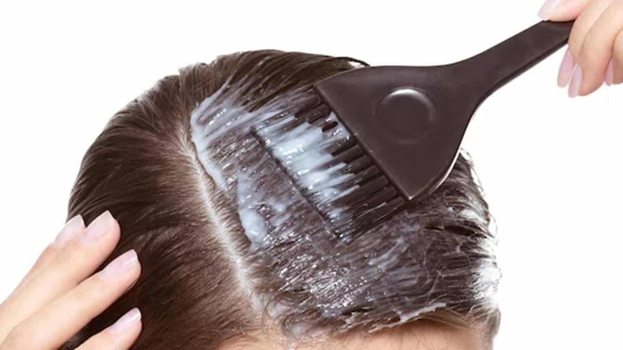 3 máscaras naturais para reparar cabelos danificados após a tintura