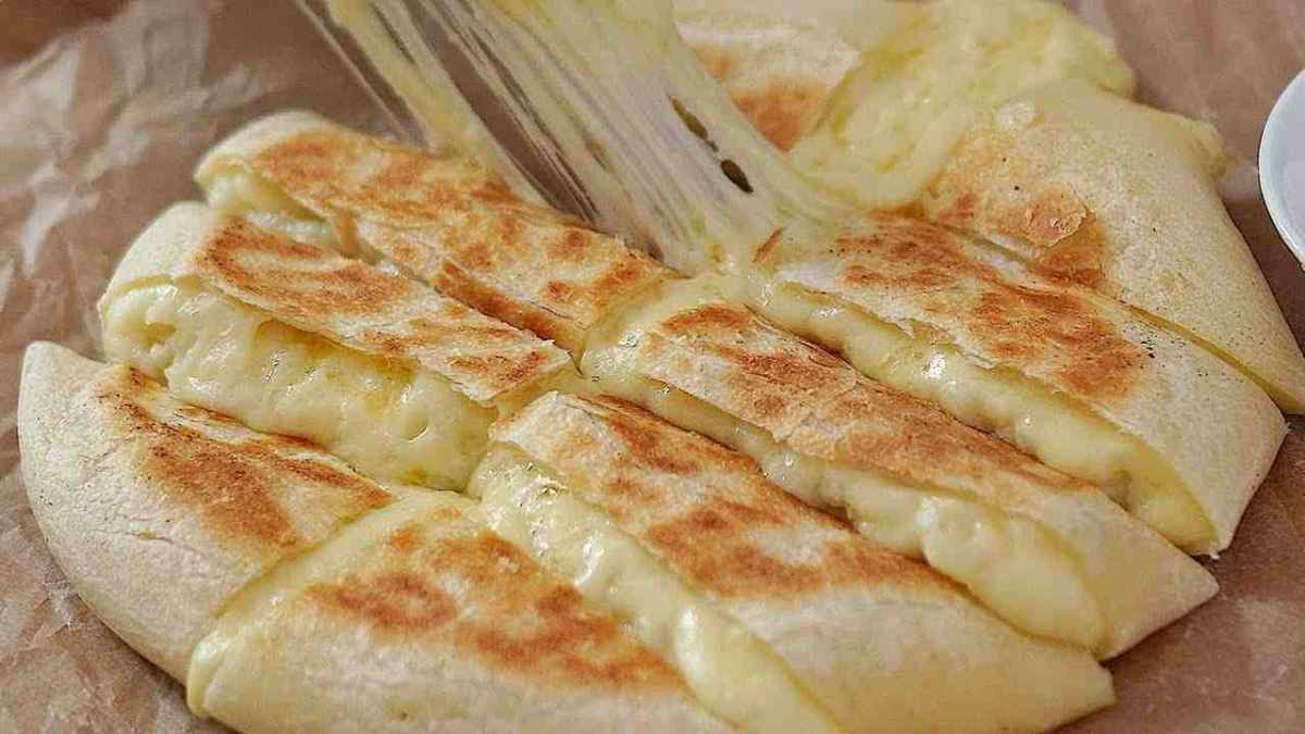 Pão de batata recheado com queijo