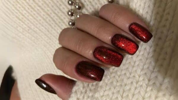 designs de unhas de veludo vermelho