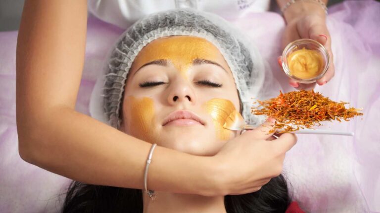 Máscara caseira de cúrcuma para clarear manchas e rejuvenescer a pele