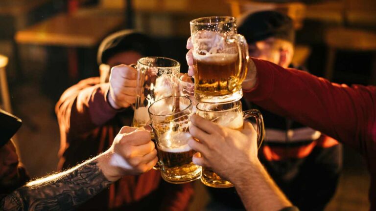 Bebendo cerveja