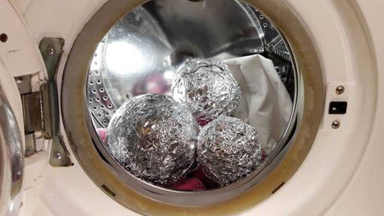 Papel alumínio na máquina de lavar para remover fiapos das roupas!