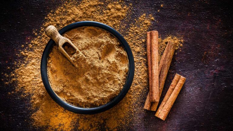 Simpatia com canela que você deve fazer para atrair dinheiro no Ano Novo