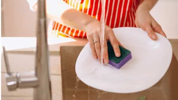 lavar a louça com sal na bucha de prato