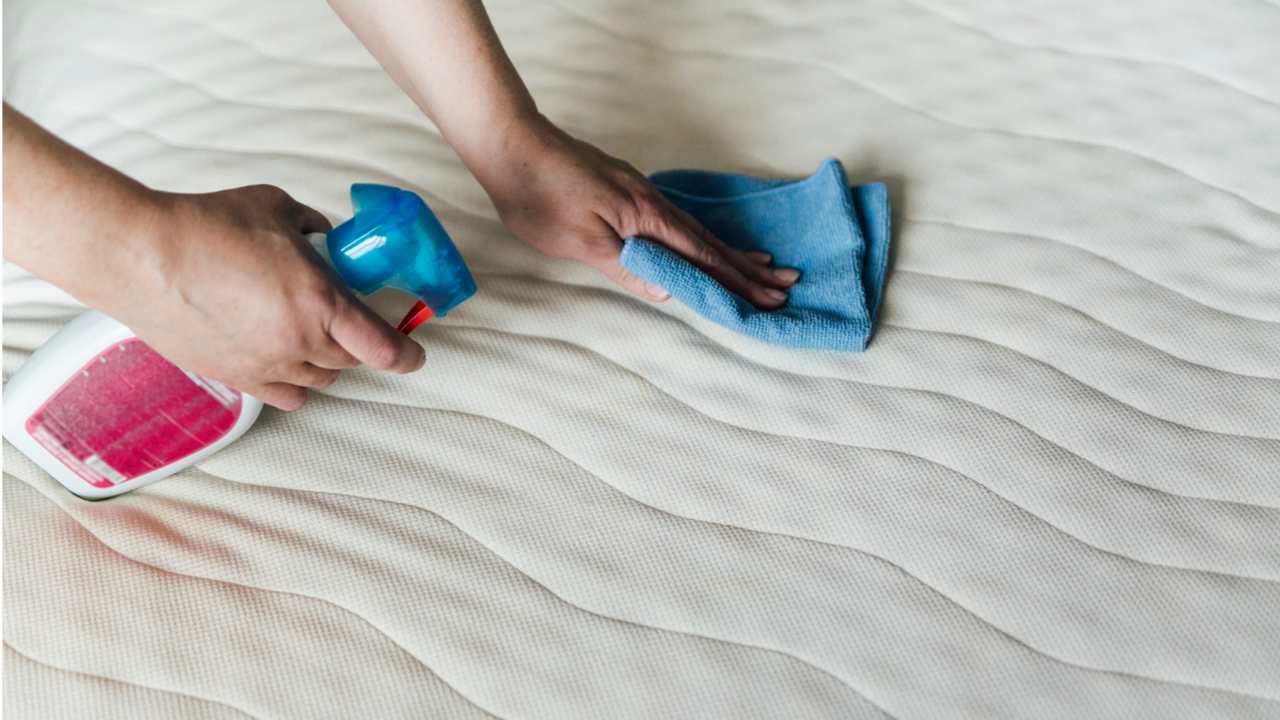 Guia prático para limpar seu colchão: 5 truques eficazes