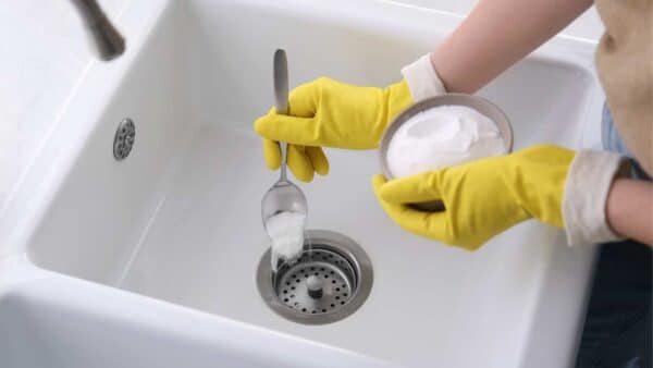 limpar uma pia suja com farinha