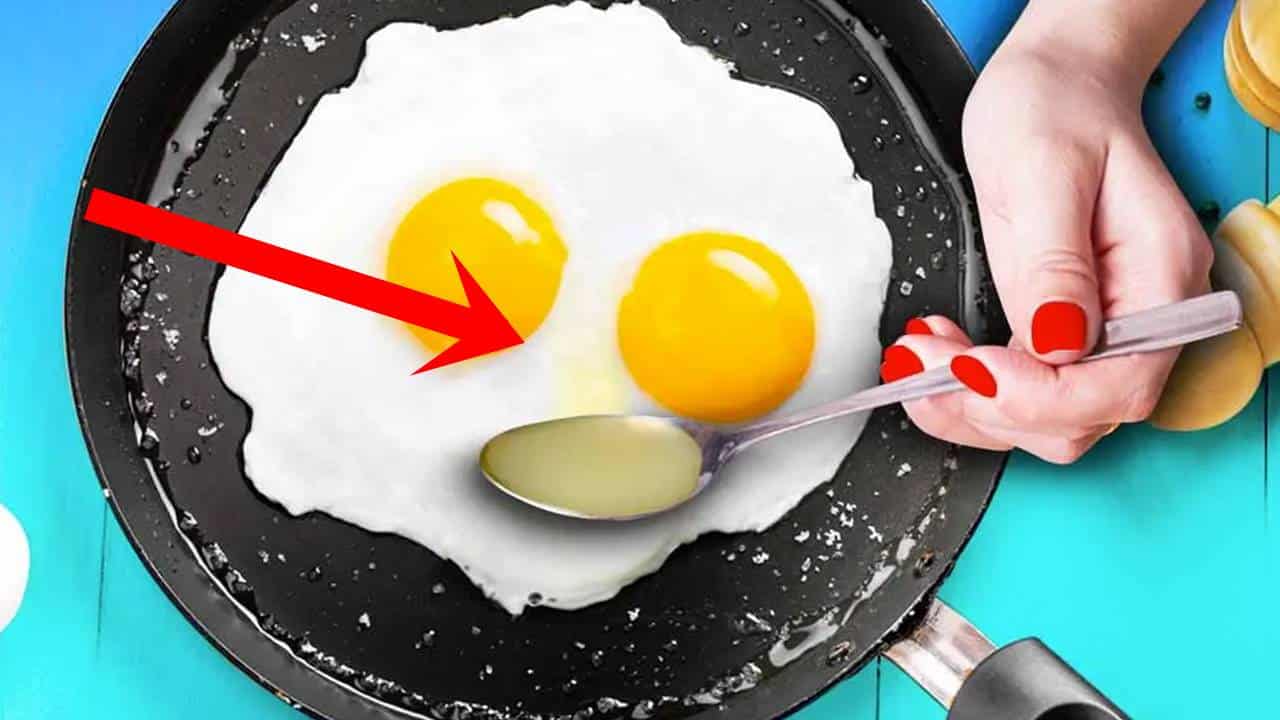 O segredo para que o ovo não grude em nenhuma frigideira, mesmo que ela seja velha!