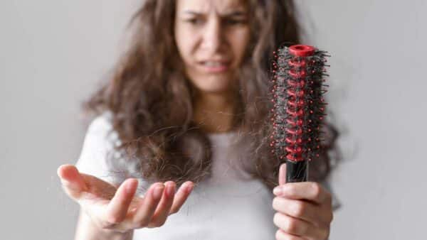 Como limpar escova de cabelo: o truque que vai te deixar sem palavras