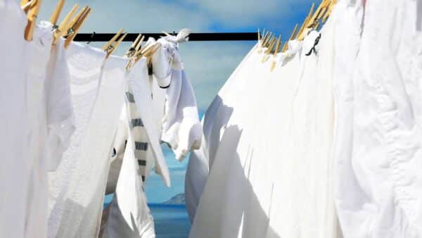 Como branquear roupas brancas