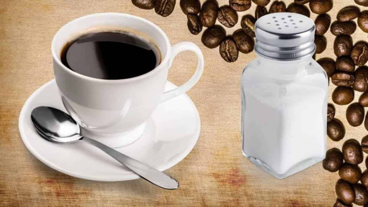 Por que muitos estão adicionando sal ao café?