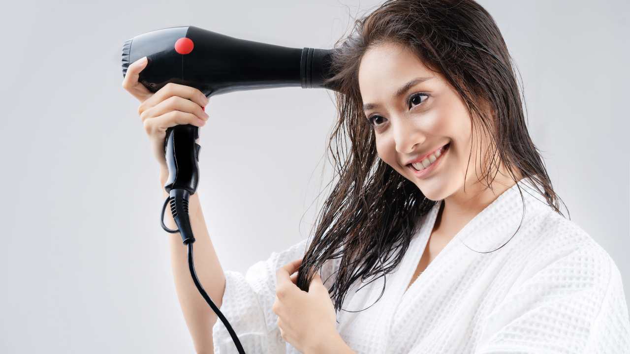 secar o cabelo com secador