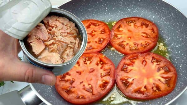 Olha o que fiz com um tomate e uma lata de atum
