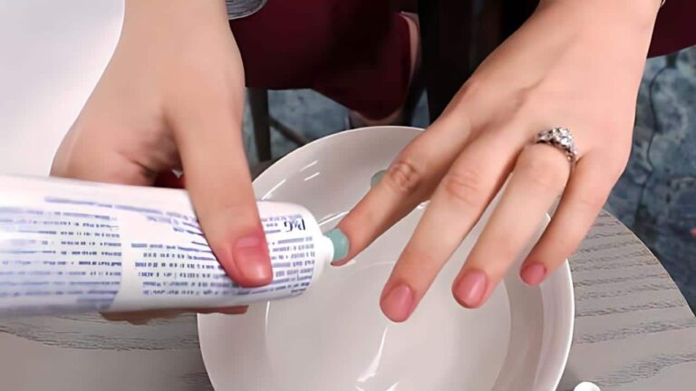 passar pasta de dente nas unhas