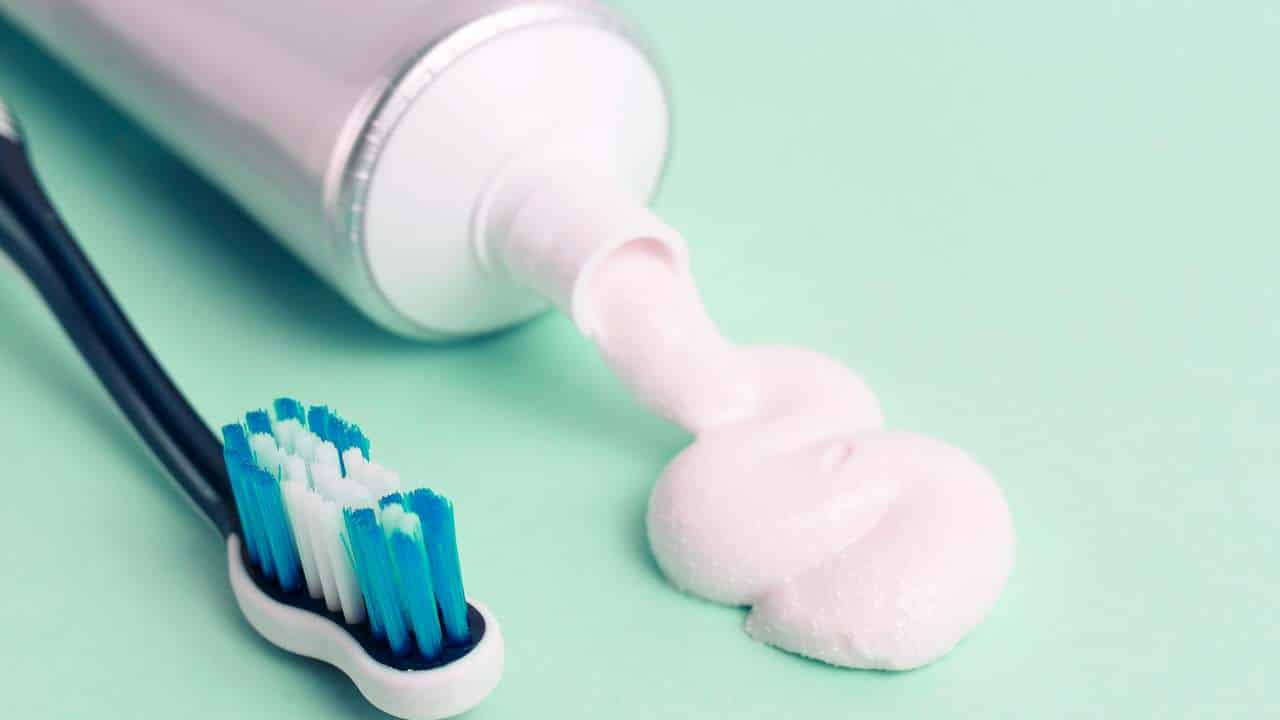usar pasta de dente para limpar
