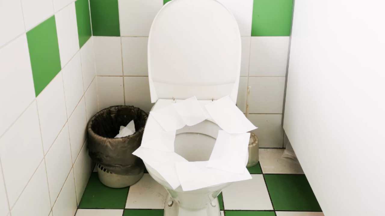 papel higiênico no vaso sanitário público