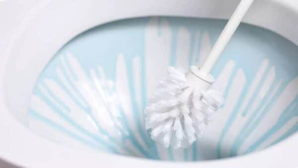 Como limpar manchas do vaso sanitário com truques caseiros