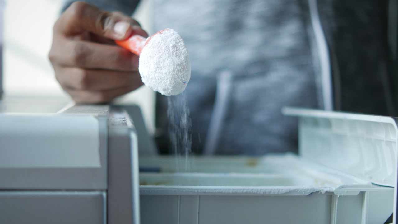 Por que você DEVE COLOCAR bicarbonato de sódio na máquina de lavar?