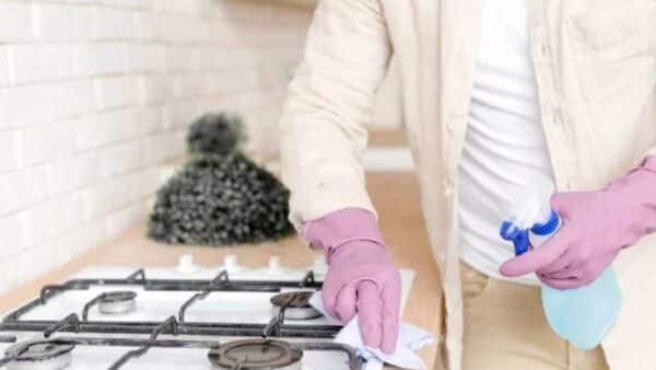 Basta 2 ingredientes para limpar o fogão ou banheiro sem complicações