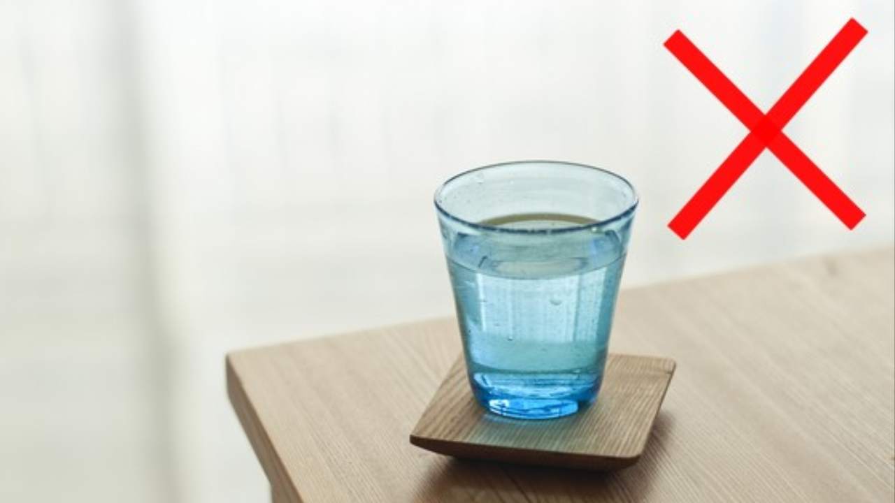 Você pode beber a água que dormiu na mesa de cabeceira?