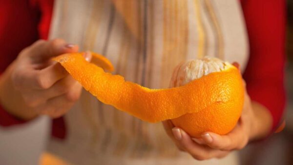Transforme cascas de laranja em um desengordurante 