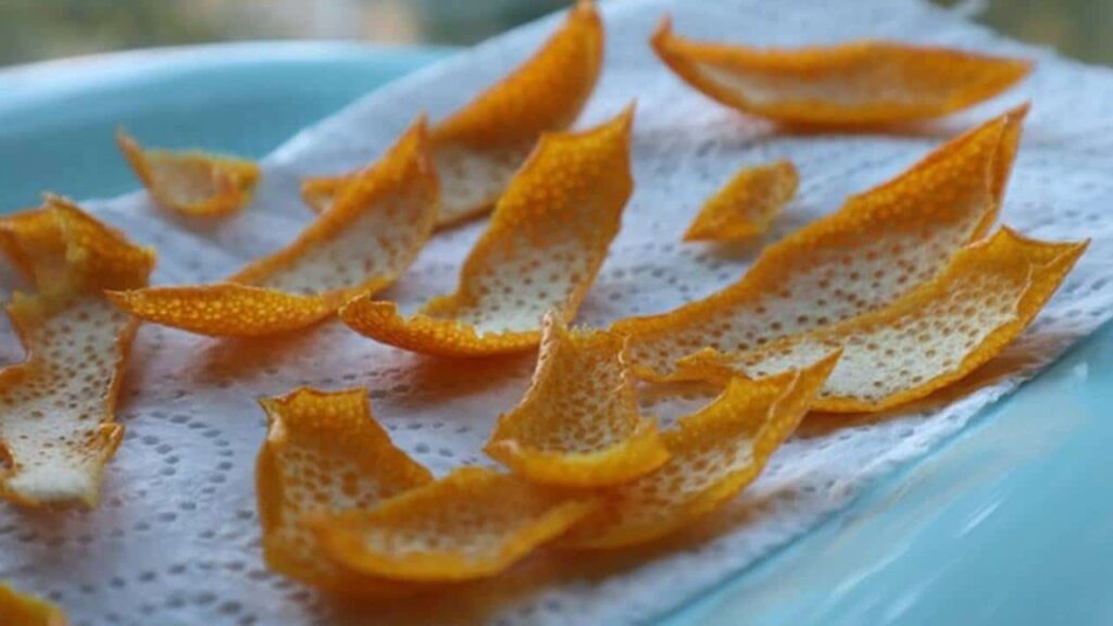 cascas de laranja em um desengordurante