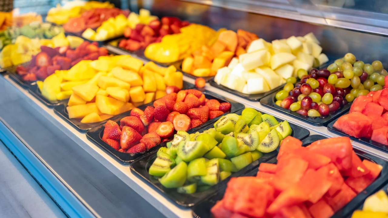 NUNCA compre legumes e frutas já cortados: Saiba o por quê!