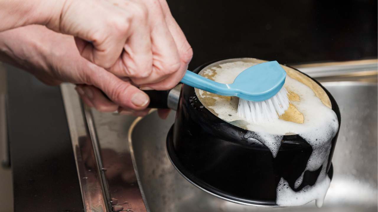 detergente e pasta de dente para panelas