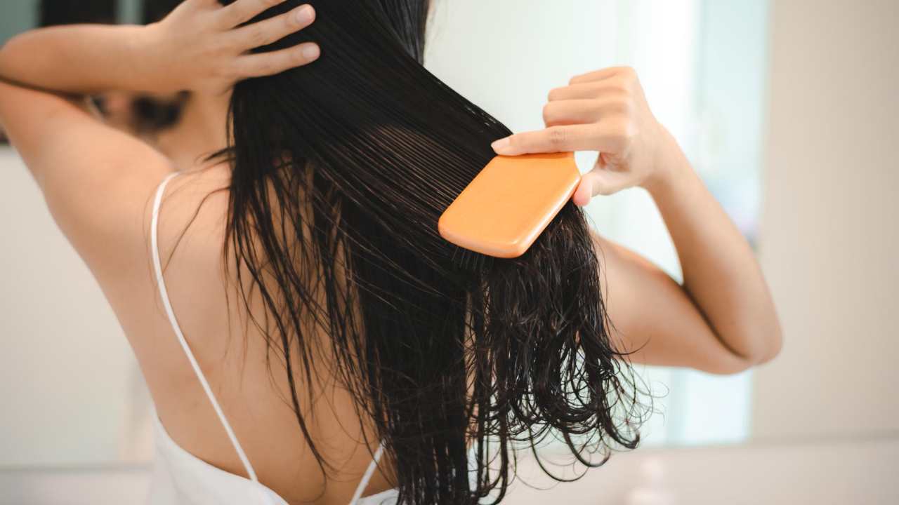 Esfoliante capilar caseiro para lavar os cabelos e eliminar impurezas